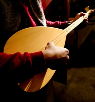 Bağlamanın Tarihi: Kopuz'dan Günümüze Anadolu'nun Bin Yıllık Sesi