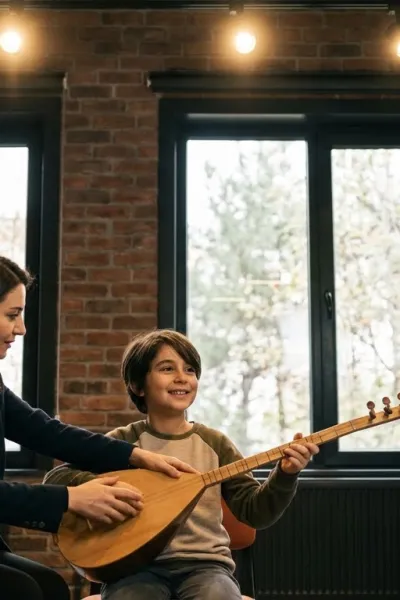 Küçük Ellerde Devleşen Miras: Çocuklar İçin Bağlama Kursu Rehberi