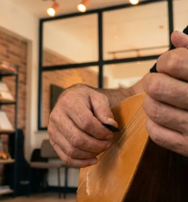 Bağlama Hangi Elle Çalınır? Yeni Başlayanlar İçin Ergonomi ve İcra Rehberi