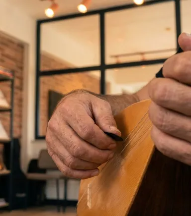 Bağlama Hangi Elle Çalınır? Yeni Başlayanlar İçin Ergonomi ve İcra Rehberi