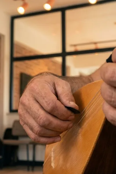 Bağlama Hangi Elle Çalınır? Yeni Başlayanlar İçin Ergonomi ve İcra Rehberi