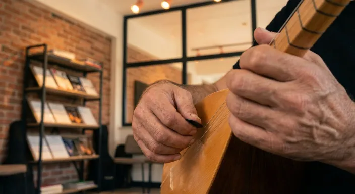 Bağlama Hangi Elle Çalınır? Yeni Başlayanlar İçin Ergonomi ve İcra Rehberi