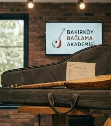 Bağlama Kursu ve Enstrüman Satış Paketi: Sanat Yolculuğuna Eksiksiz Başlayın