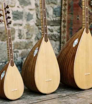 Bağlamanın Diğer Adı Nedir? Anadolu’nun Tınısındaki İsimler ve Kökenler