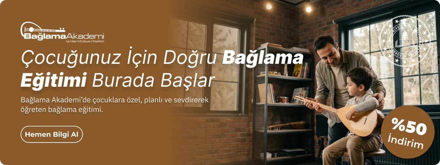Çocuklar için bağlama kursu eğitiminde uzman öğretmenden enstrüman dersi alan küçük kursiyer; Bağlama Akademi çocuk müzik eğitimleri.
