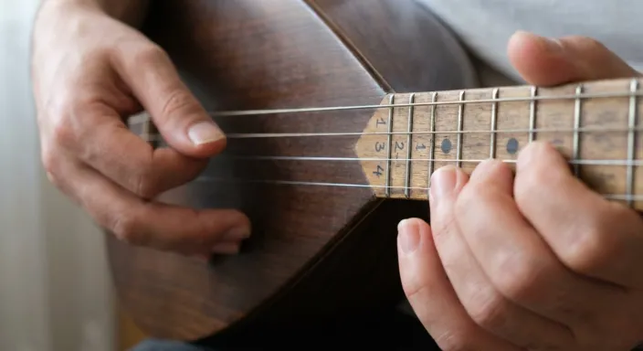 Evde Kendi Kendine Bağlama Öğrenilir mi? 2026 Başarı ve Uygulama Haritası